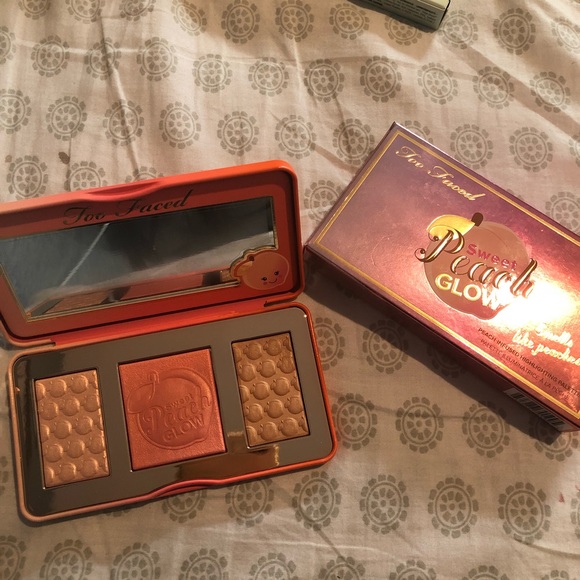 Too Faced Sweet Peach Glow Palette - Picture 2 of 3